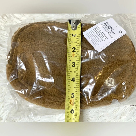 Lululemon Athletica Everywhere belt bag 1L Brunt Caramel FLEECE, Discontinued - Picture 10 of 16